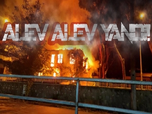 İzmir'de 2 katlı bina alev alev yandı