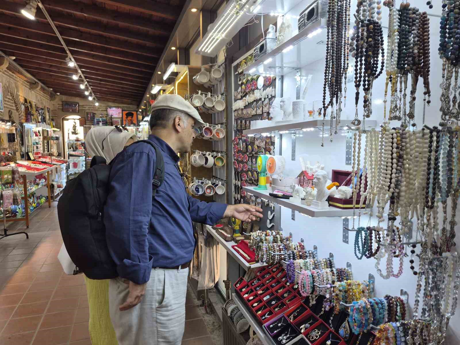 tarihi-kulliyedeki-lule-tasi-stantlarinda-turist-hareketliligi