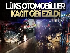 Lüks otomobiller kağıt gibi ezildi: 4 yaralı