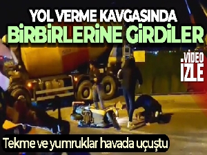 Beton mikserinin şoförü motosikletteki iki kişiyi tekme tokat dövdü