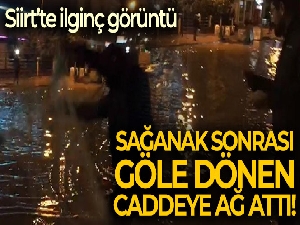 Siirt'te ilginç görüntü: Sağanak sonrası göle dönen caddeye ağ attı