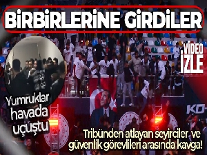Tribünden atlayan seyircilerle özel güvenlik arasında çıkan kavgada yumruklar havada uçuştu