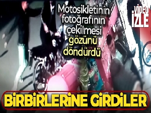 Motosikleti fotoğraflayınca birbirlerine girdiler