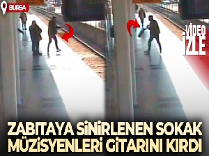 Bursa'da zabıtaya sinirlenen sokak müzisyenleri gitarını böyle kırdı
