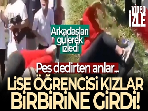 Liseli kızlar yumruk yumruğa kavga etti, arkadaşları gülerek izledi