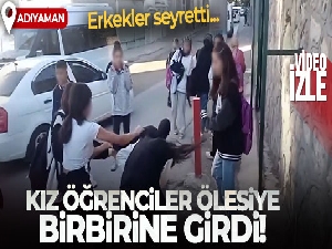 Kız öğrenciler ölesiye birbirine girdi erkekler seyretti