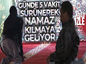 Günde 5 vakit sürünerek namaz kılmaya geliyor