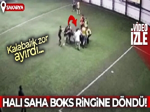 Halı saha boks ringine döndü, kalabalık zor ayırdı