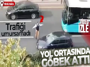 Trafiği umursamadı, yol ortasında böyle göbek attı