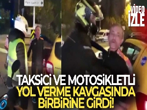 Ataşehir'de taksici ve motosikletli arasında yol verme kavgası kamerada