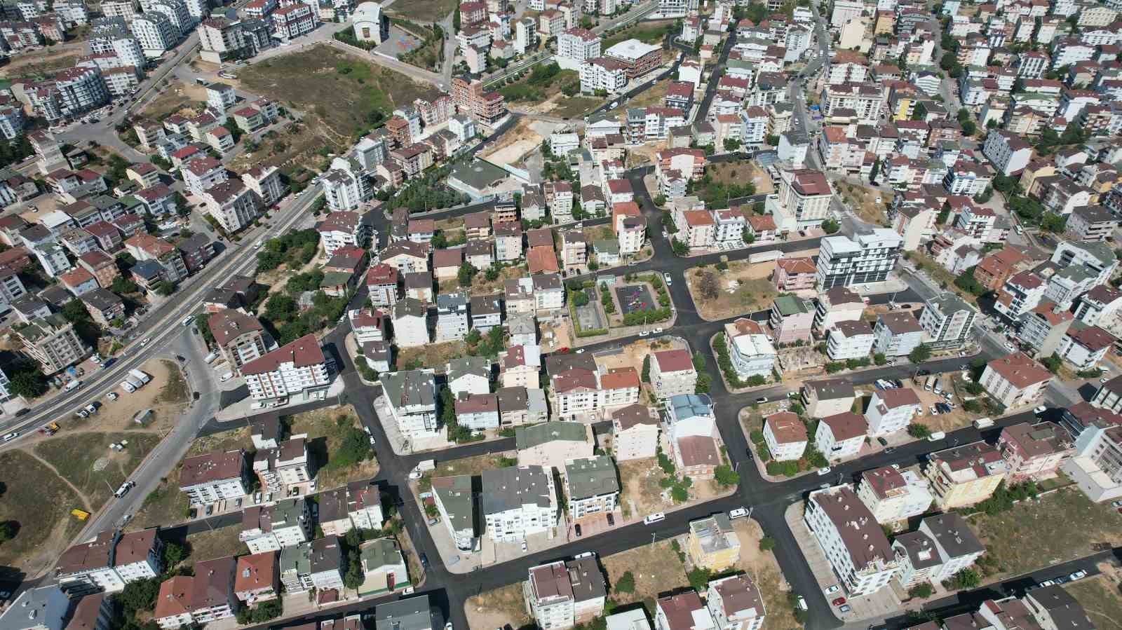 cayirova-da-ozgurluk-mahallesi-ne-4-bin-ton-asfalt-serildi