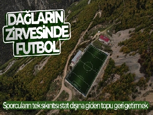 Dağların zirvesinde futbol oynuyorlar