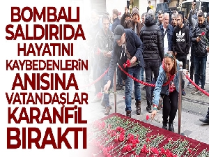 Beyoğlu'ndaki bombalı saldırıda hayatını kaybedenler anısına vatandaşlar karanfil bıraktı