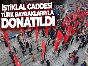 İstiklal Caddesi Türk bayraklarıyla donatıldı