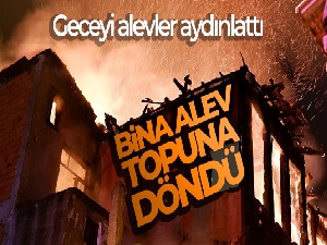 Geceyi alevler aydınlattı, tarihi ahşap bina alev topuna döndü