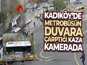 Kadıköy'de metrobüsün duvara çarptığı kaza kamerada