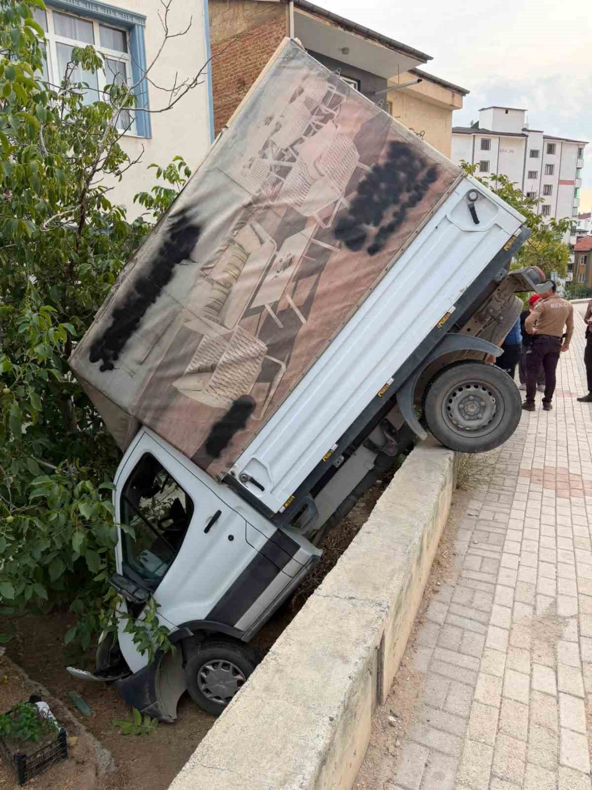 kamyonet-bahceye-uctu-1-yarali