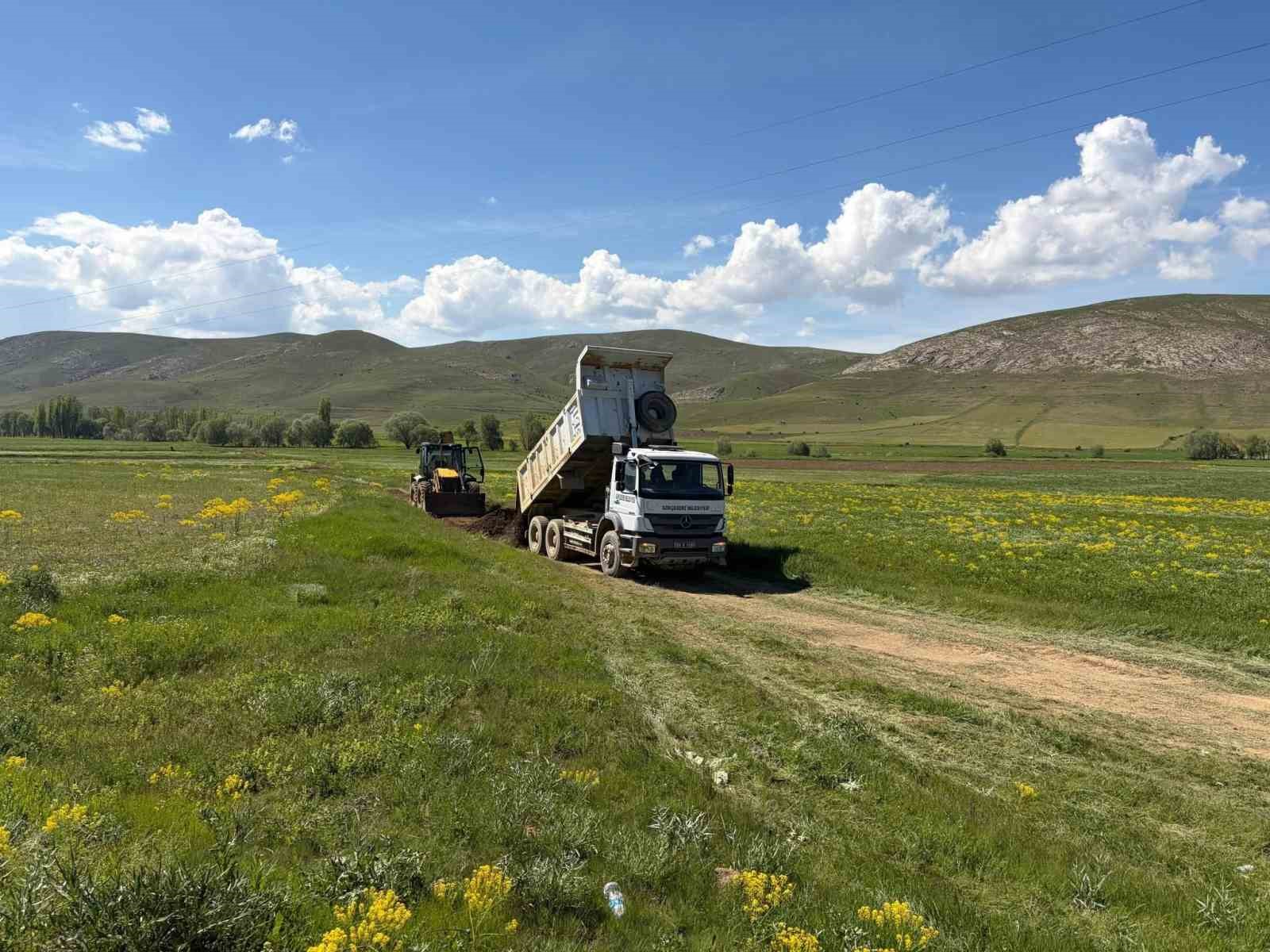 gokcedere-nin-arazi-yollarinda-calismalar-devam-ediyor