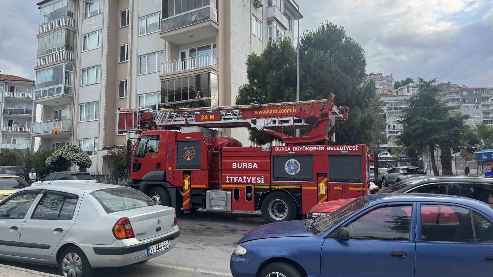 karga-kurtarilirken-arkadaslari-adeta-kusatma-yapti-saldirgan-davranislar-sergiledi