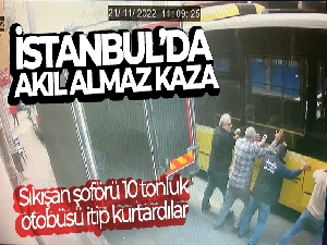 İstanbul'da akıl almaz kaza kamerada: Sıkışan şoförü 10 tonluk otobüsü itip kurtardılar