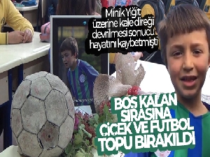 Boş kalan sırasına çiçek ve futbol topu bırakıldı