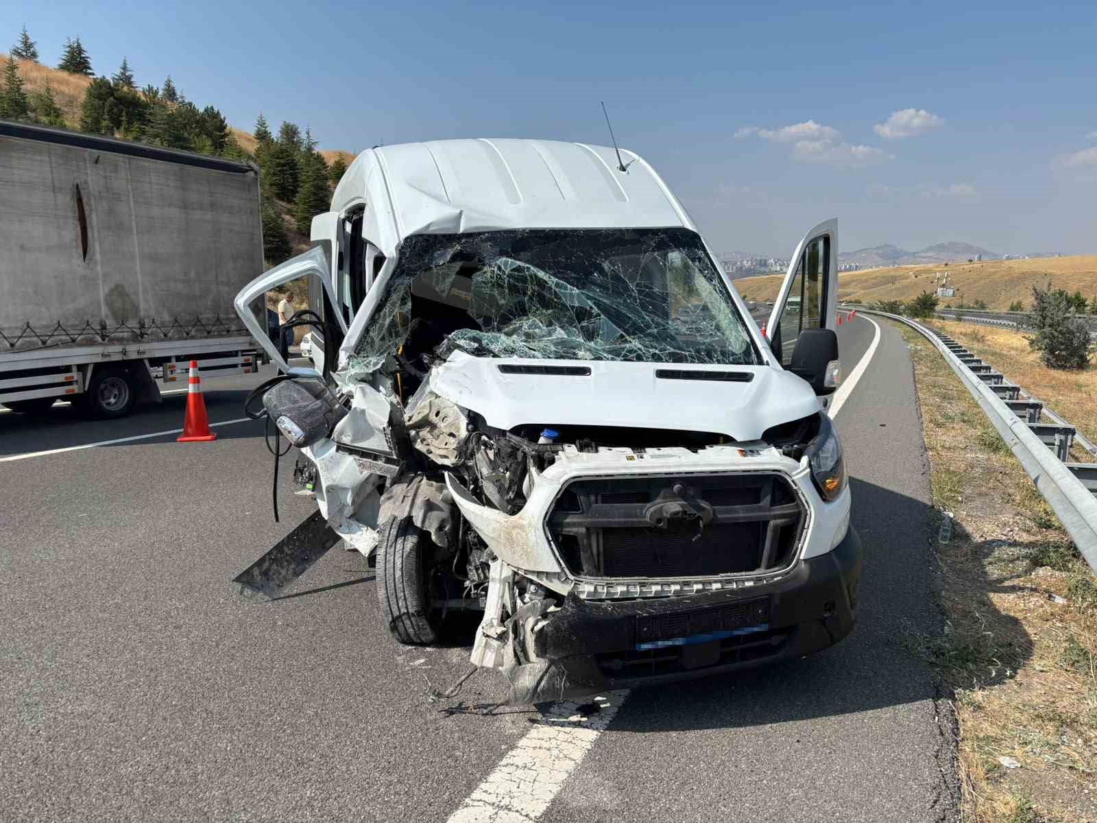 ankara-da-servis-araci-tira-arkadan-carpti-1-i-agir-7-yarali