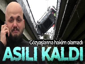 Takla atan araç 2 viyadük arasında asılı kaldı