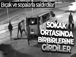 Sokak ortasında bıçaklı sopalı saldırı, o anlar kamerada