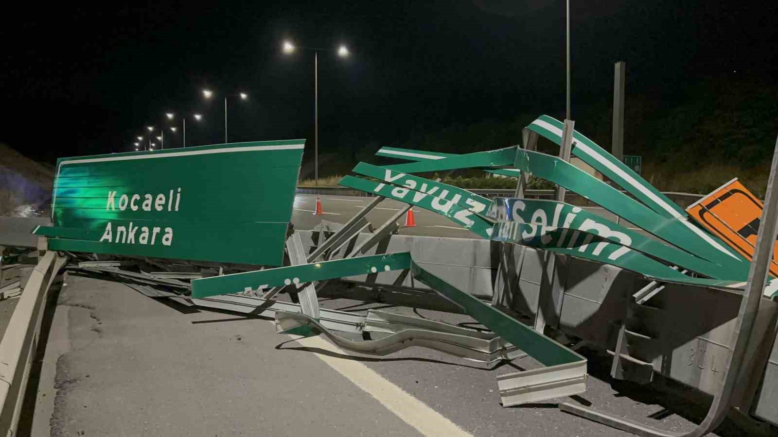 kuzey-marmara-otoyolu-nda-kamyonun-acilan-damperi-tabelaya-carpti-kapanan-yol-trafige-acildi