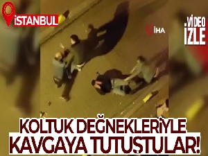 Fatih'te sokak ortasında koltuk değnekli kavga