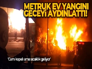 Metruk ev yangını geceyi aydınlattı, sürücüler alevleri yüzlerinde hissetti