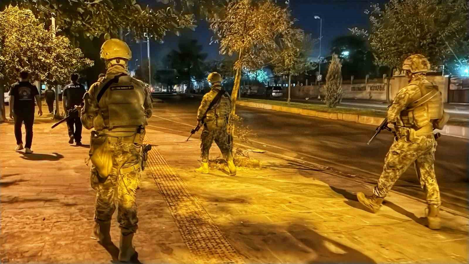 diyarbakir-da-dort-mahallede-ozel-harekat-polisi-destekli-sok-uygulama