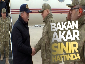 Bakan Akar, beraberindeki komutanlarla sınır hattında
