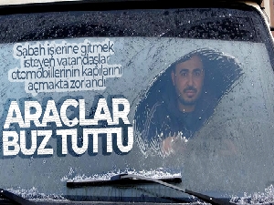 Yüksekova'da araçlar buz tuttu