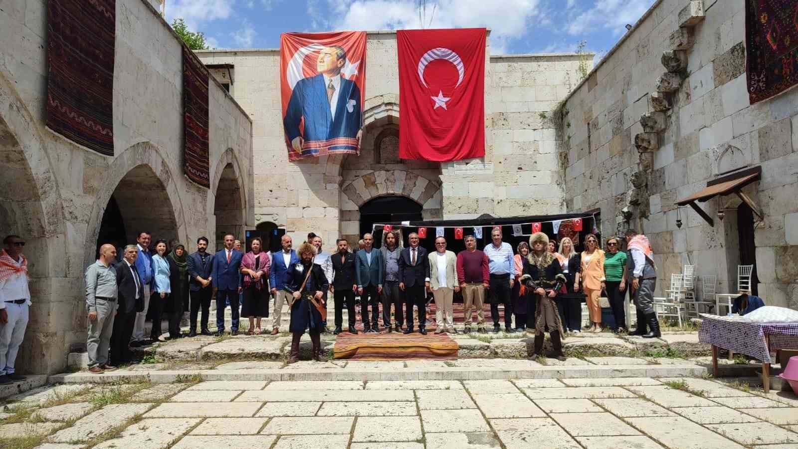 tarihi-akhan-kervansarayinda-yoruk-kulturune-ev-sahipligi-yapti
