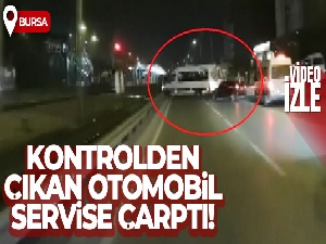 Bursa'da kontrolden çıkan otomobil servise çarptı, o anlar kamerada