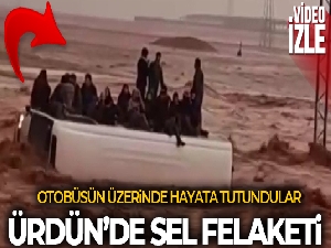 Selin ortasında mahsur kaldılar, otobüsün üzerinde yardım beklediler