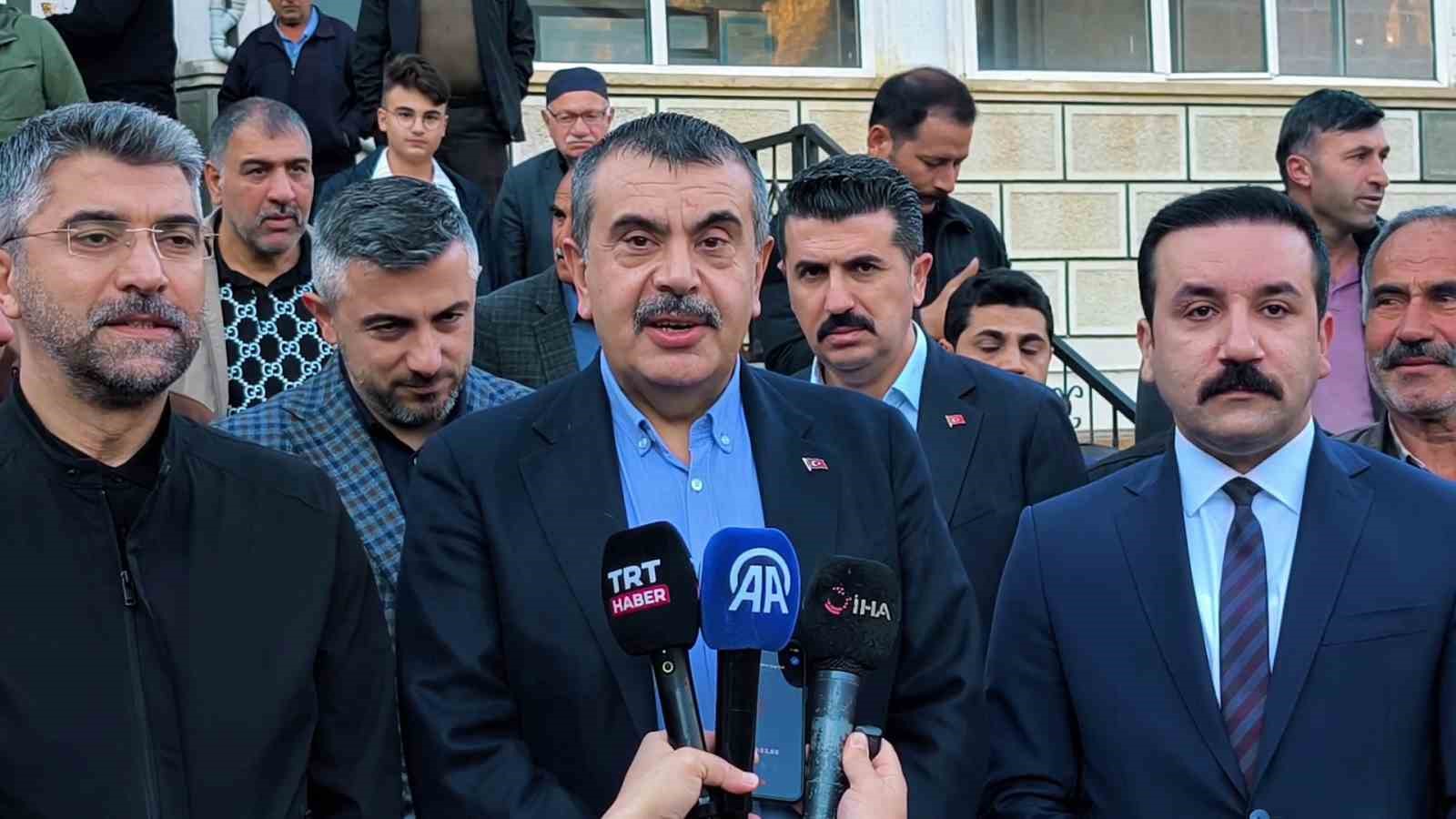 milli-egitim-bakani-yusuf-tekin-bayram-namazini-baba-ocagi-uzundere-de-kildi