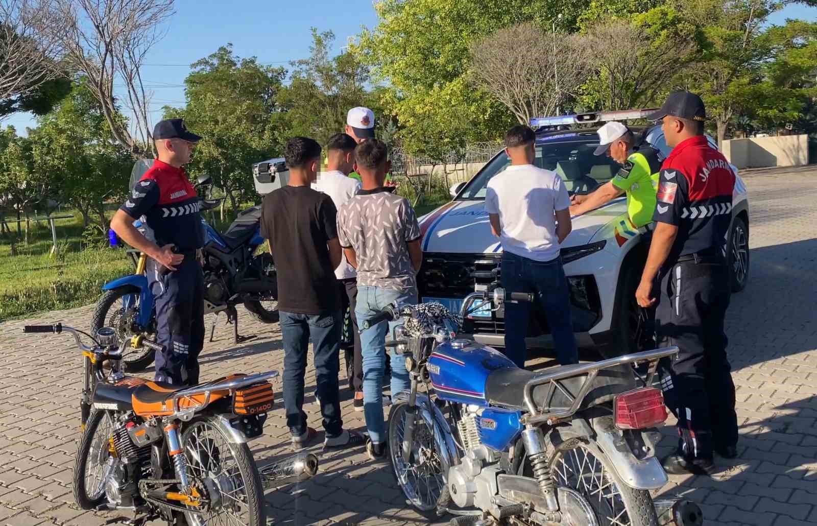 motosikletli-trafik-canavarlari-jandarmadan-kacamadi