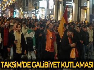 Derbiyi kazanan Galatasaray taraftarları Taksim Meydanı'nda kutlama yaptı