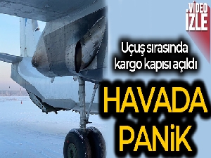 Uçuş sırasında uçağın kargo kapısı açıldı, panik anları kamerada