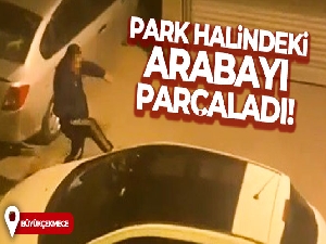 Büyükçekmece'de park halindeki bir arabayı parçalayan şahıs kamerada