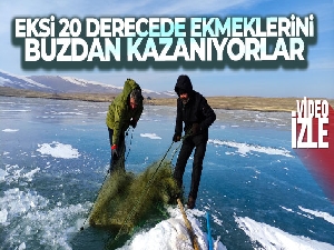 Eksi 20 derecede ekmeklerini buzdan kazanıyorlar