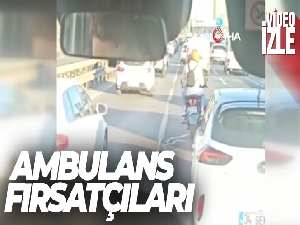 Ambulansın peşine takılan fırsatçı sürücüler kamerada