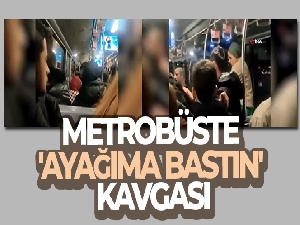 Metrobüste 'Ayağıma bastın' kavgası kamerada