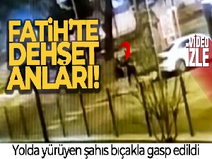 Fatih'te dehşet anları kamerada: Yolda yürüyen şahıs bıçakla gasp edildi