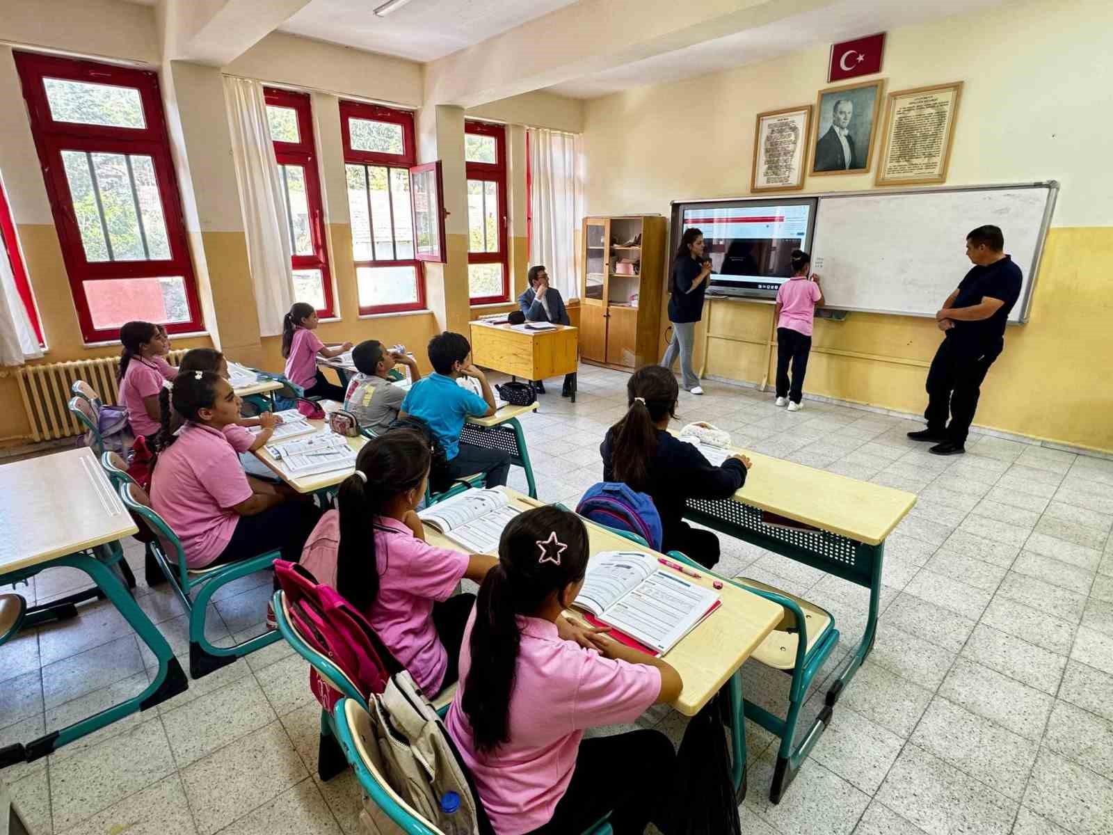 kaymakam-sozen-ogrenciler-ve-ogretmenlerle-bir-araya-geldi