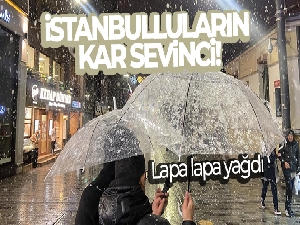 Taksim'de yılın ilk karı lapa lapa yağdı