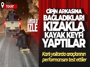 Cipin arkasına bağladıkları kızakla kayak keyfi yaptılar