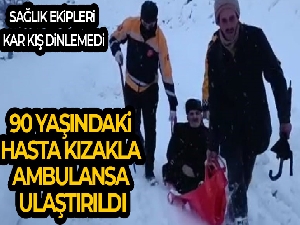 Karın geçit vermediği yolda 90 yaşındaki hasta kızakla ambulansa ulaştırıldı